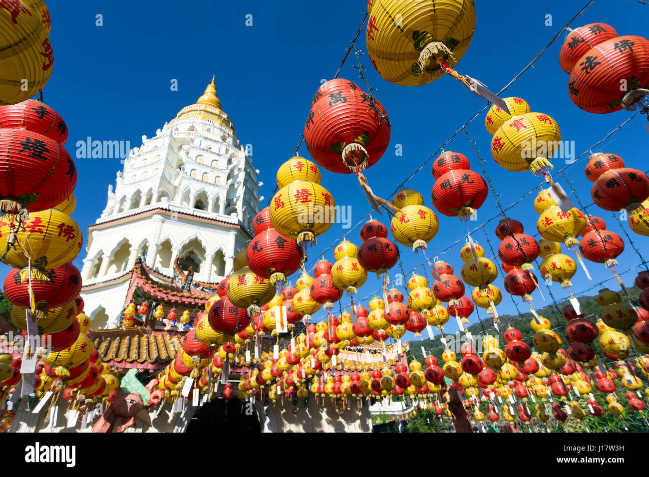 Temple bouddhiste de Kek Lok Si et avec des décorations du Nouvel An chinois pour la célébration de la nouvelle année lunaire. Temple de Kek Lok Si est une excursion populaire Banque D'Images