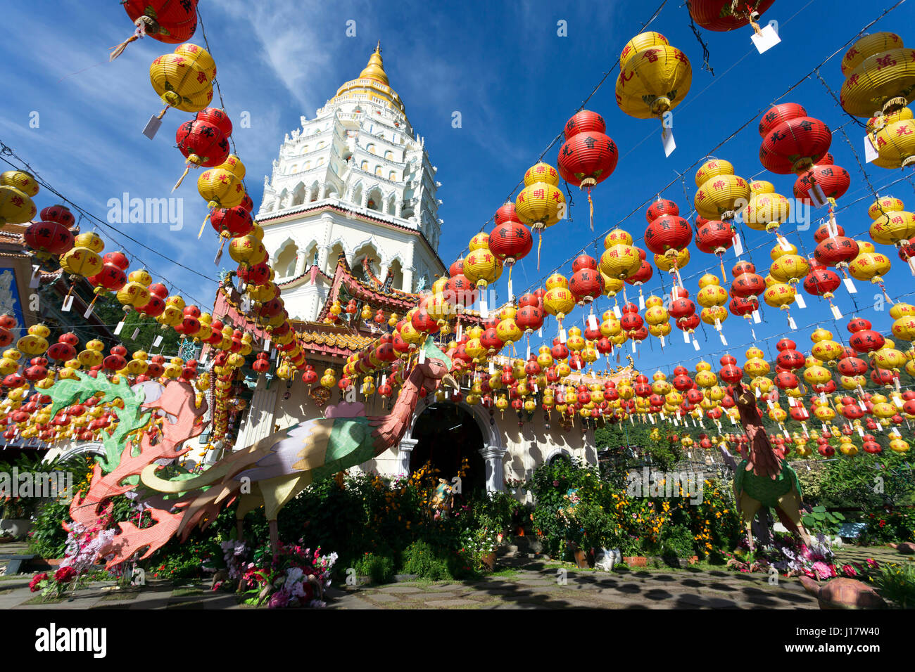 Temple bouddhiste de Kek Lok Si et avec des décorations du Nouvel An chinois pour la célébration de la nouvelle année lunaire. Temple de Kek Lok Si est une excursion populaire Banque D'Images