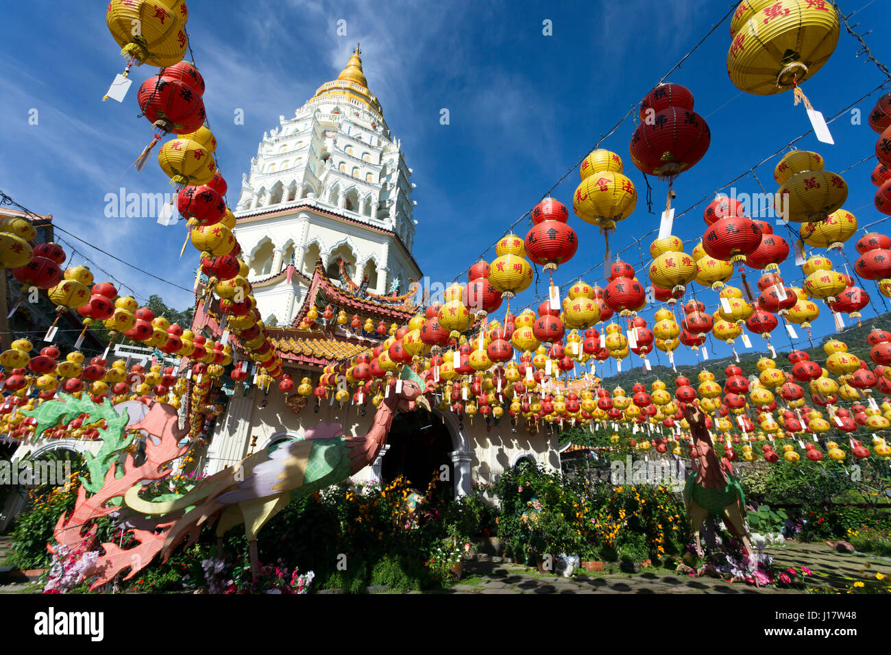 Temple bouddhiste de Kek Lok Si et avec des décorations du Nouvel An chinois pour la célébration de la nouvelle année lunaire. Temple de Kek Lok Si est une excursion populaire Banque D'Images