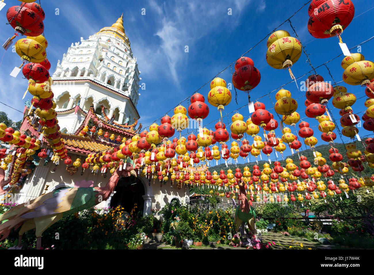 Temple bouddhiste de Kek Lok Si et avec des décorations du Nouvel An chinois pour la célébration de la nouvelle année lunaire. Temple de Kek Lok Si est une excursion populaire Banque D'Images