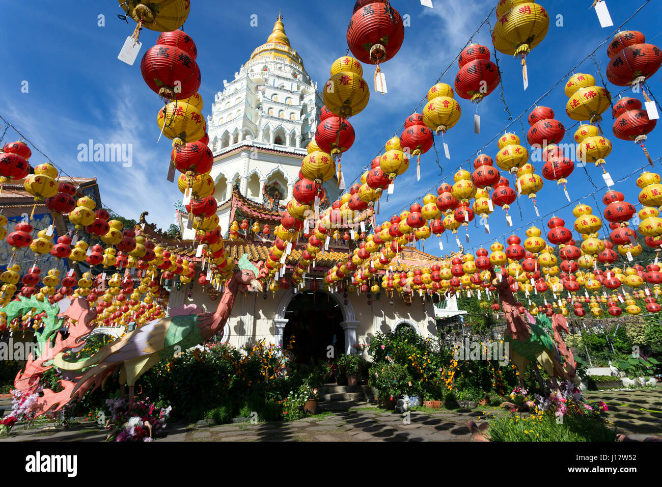 Temple bouddhiste de Kek Lok Si et avec des décorations du Nouvel An chinois pour la célébration de la nouvelle année lunaire. Temple de Kek Lok Si est une excursion populaire Banque D'Images