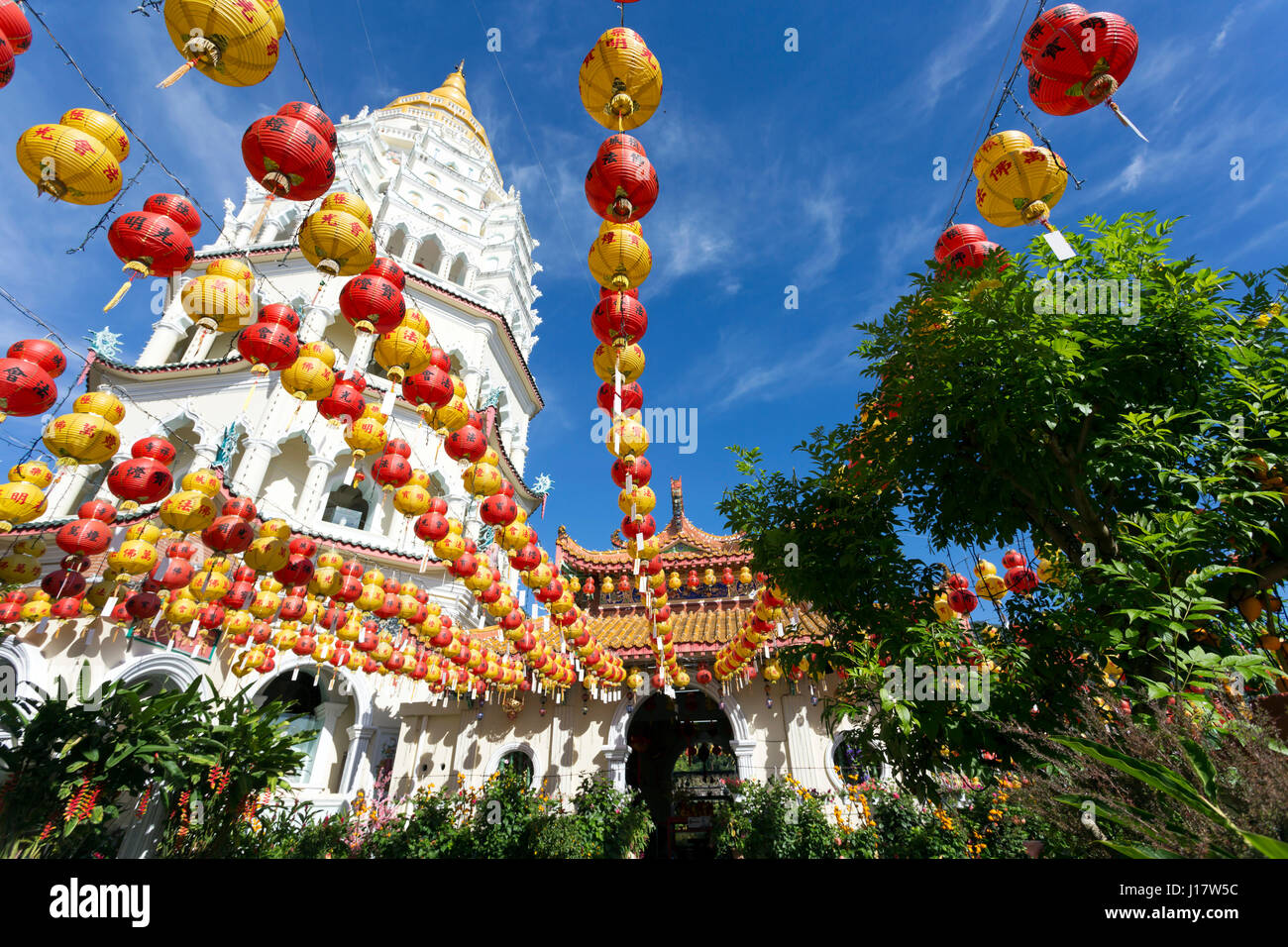 Temple bouddhiste de Kek Lok Si et avec des décorations du Nouvel An chinois pour la célébration de la nouvelle année lunaire. Temple de Kek Lok Si est une excursion populaire Banque D'Images
