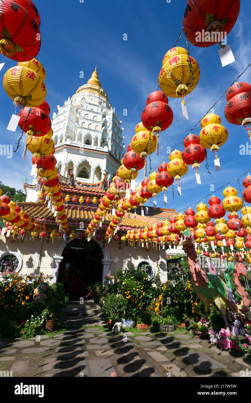 Temple bouddhiste de Kek Lok Si et avec des décorations du Nouvel An chinois pour la célébration de la nouvelle année lunaire. Temple de Kek Lok Si est une excursion populaire Banque D'Images