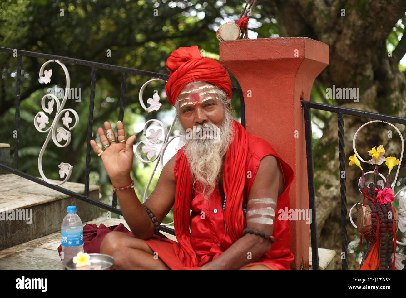 Sadhu au saffron offrant des bénédictions, Temple Umananda, Guwahati, Assam, Inde Banque D'Images