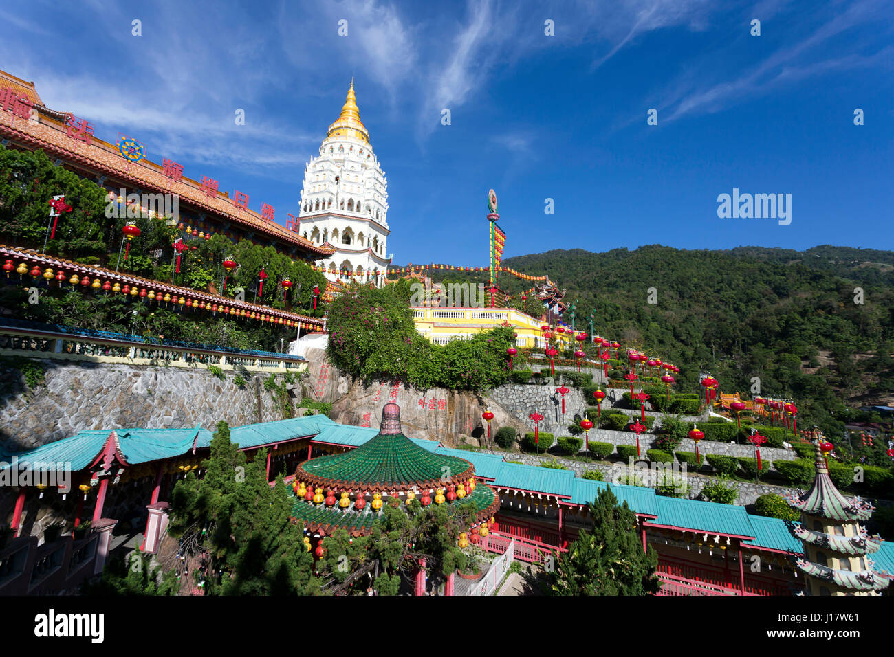 Temple bouddhiste de Kek Lok Si et avec des décorations du Nouvel An chinois pour la célébration de la nouvelle année lunaire. Temple de Kek Lok Si est une excursion populaire Banque D'Images