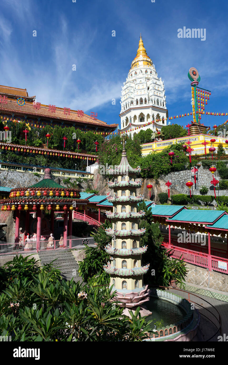 Temple bouddhiste de Kek Lok Si et avec des décorations du Nouvel An chinois pour la célébration de la nouvelle année lunaire. Temple de Kek Lok Si est une excursion populaire Banque D'Images