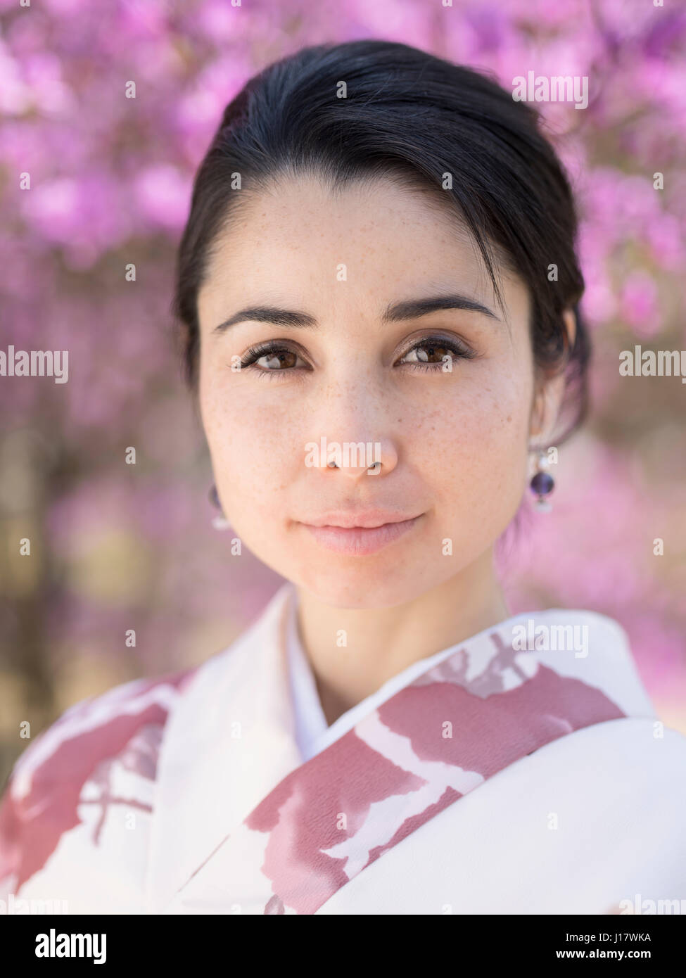 Jeune japonaise en kimono à l'avant d'azalées. Kyoto, Japon Banque D'Images