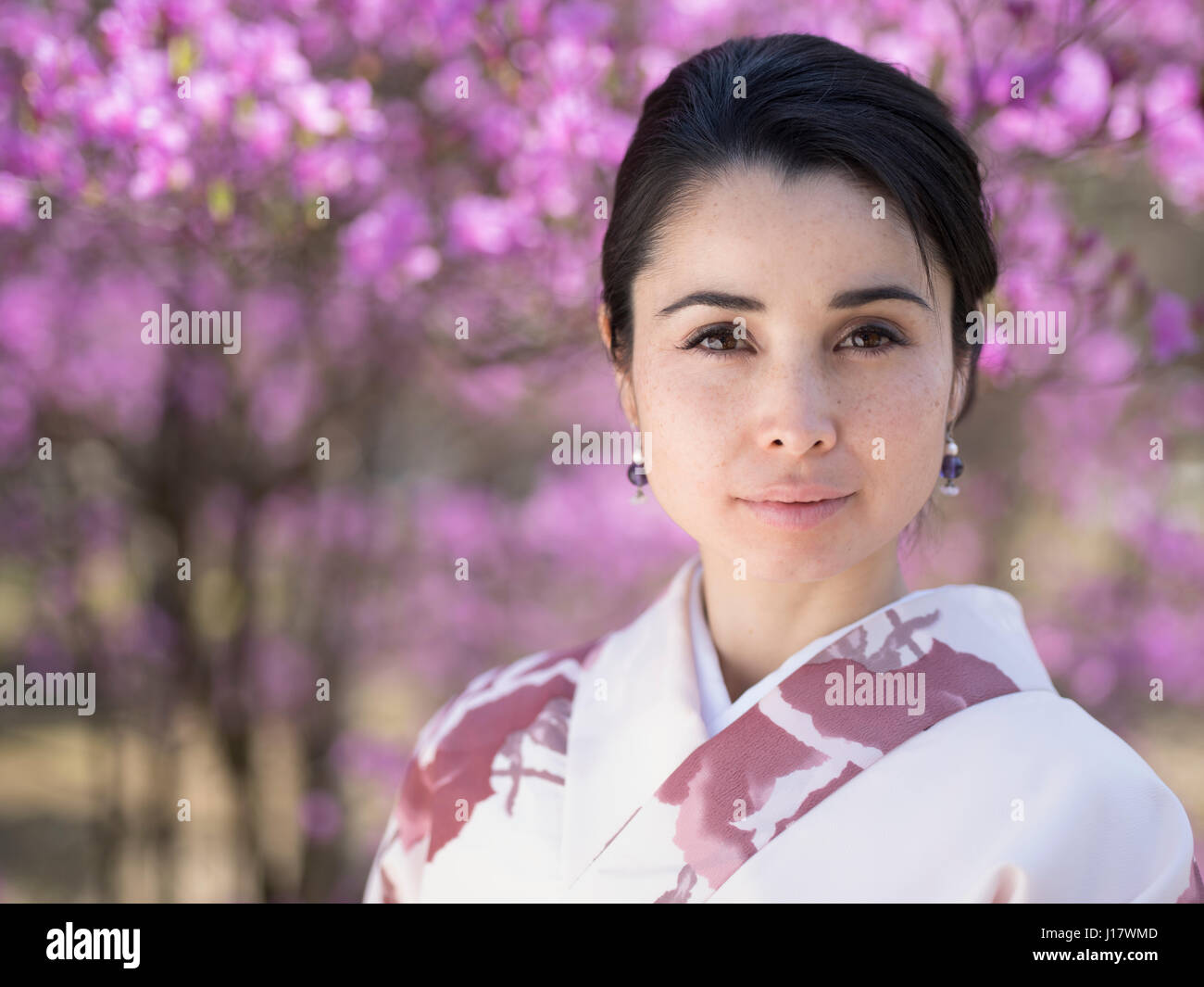 Jeune japonaise en kimono à l'avant d'azalées. Kyoto, Japon Banque D'Images