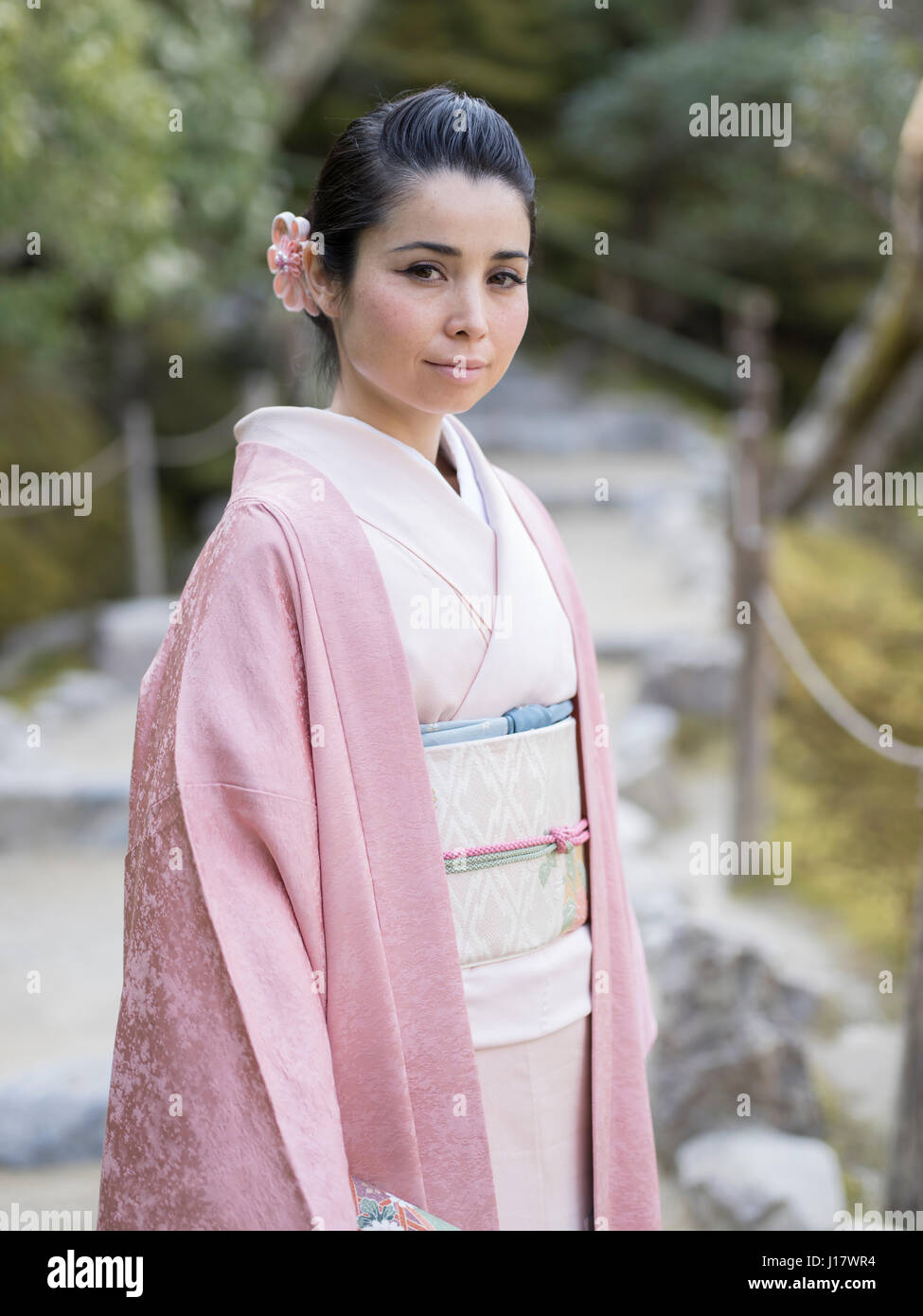Femme en kimono dans le parc du Temple Ginkaku-ji pavillon d'argent Banque D'Images