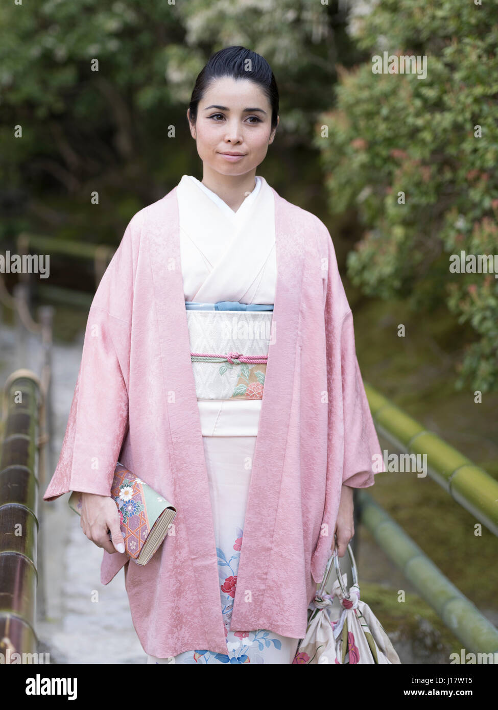 Femme en kimono dans le parc du Temple Ginkaku-ji pavillon d'argent Banque D'Images