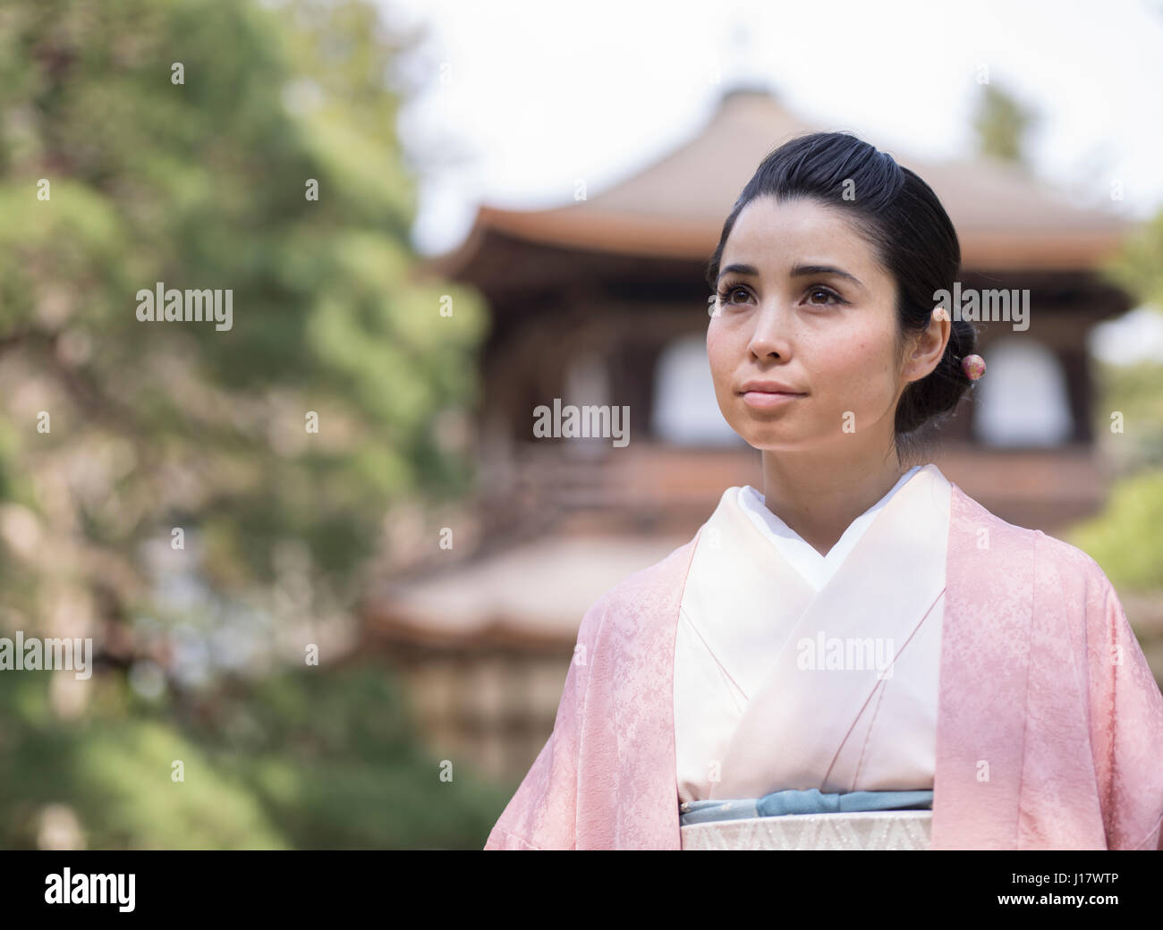 Femme en kimono dans le parc du Temple Ginkaku-ji pavillon d'argent Banque D'Images