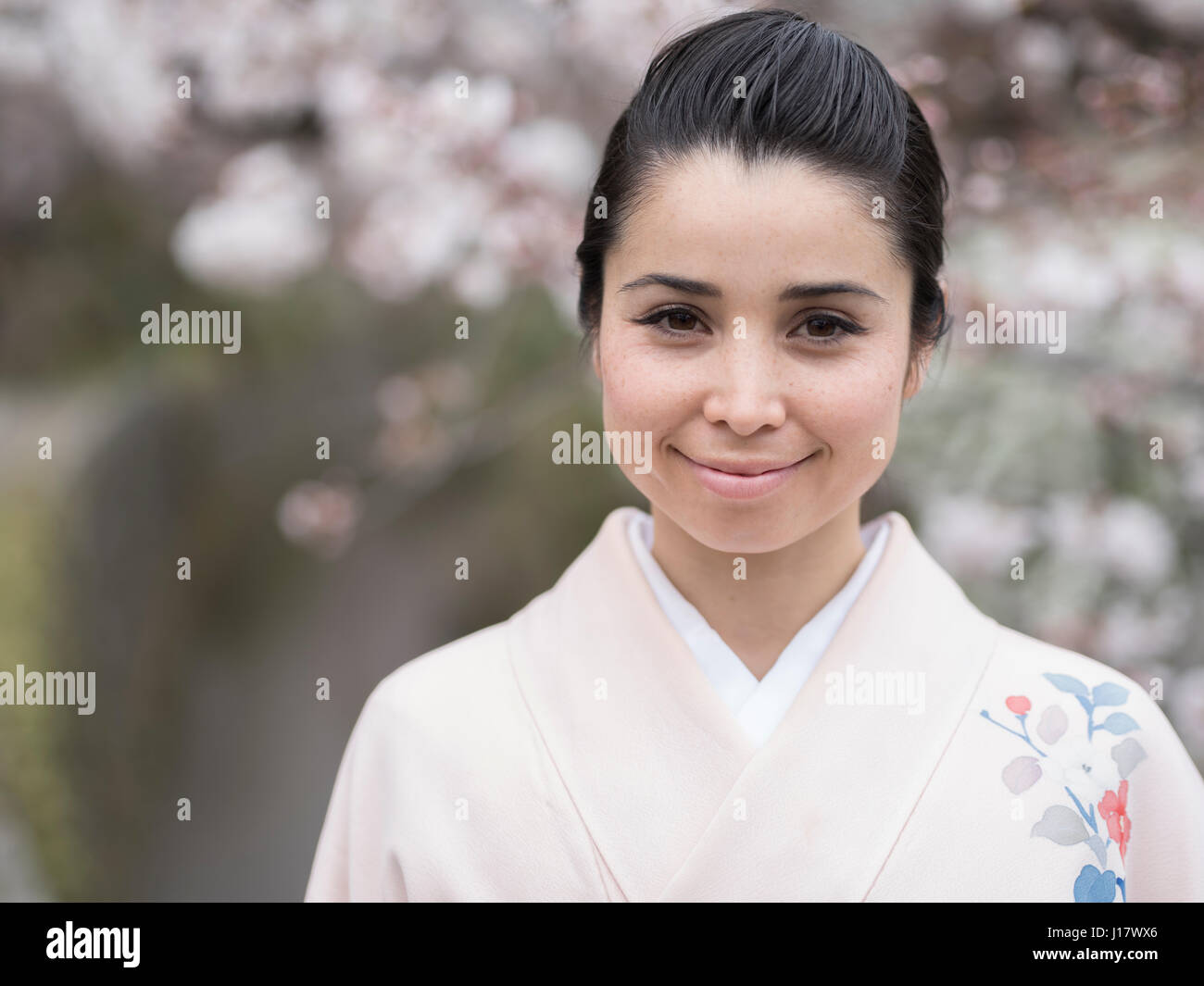 Femme japonaise en kimono avec fleur de cerisier sur le chemin du philosophe, Kyoto, Japon Banque D'Images