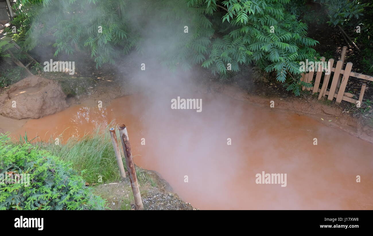 Chi-no-ike Jigoku, ce qui signifie enfer étang en anglais, est un lac de boue rouge à Beppu City, la Préfecture d'Oita, Japon. Banque D'Images