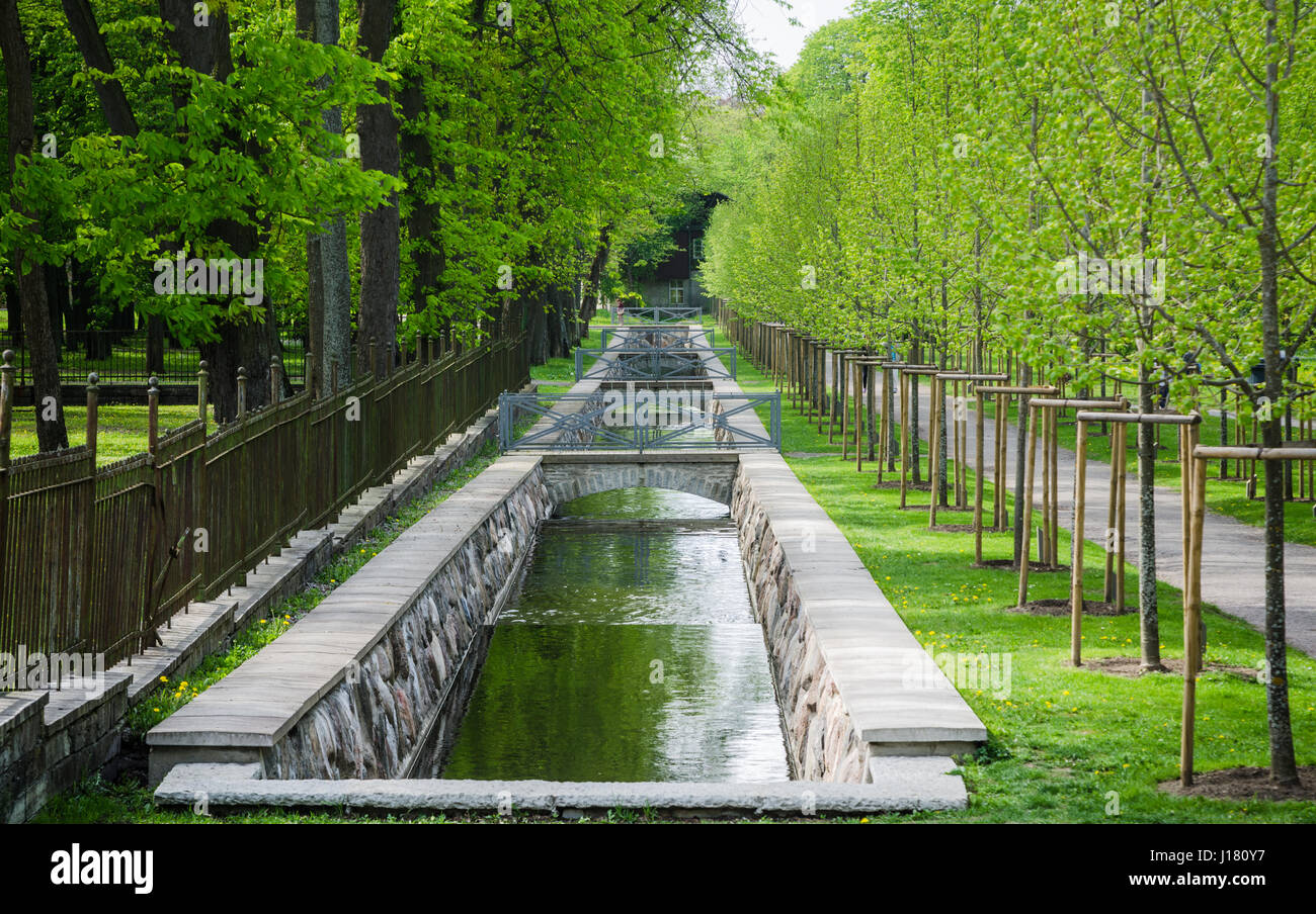 TALLINN, ESTONIE - 15 MAI : canal d'eau pittoresque au printemps le parc Kadriorg, le 15 mai 2016 à Tallinn, Estonie. Banque D'Images