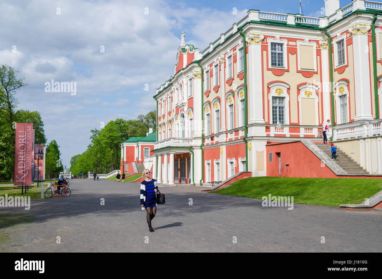 TALLINN, ESTONIE - 15 MAI : promenade dans le parc de Kadriorg, 15 mai 2016 à Tallinn, Estonie. Banque D'Images