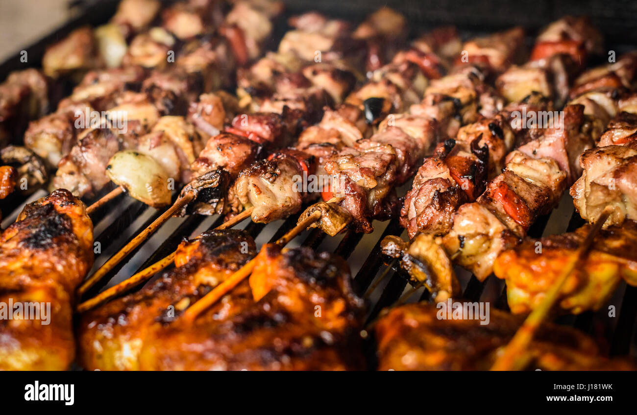 Barbecue Au Charbon De Bois Avec Pince À Barbecue. Grillez La Grille Avec  Des Steaks, Des Saucisses Et Des Brochettes De Légumes. Banque D'Images et  Photos Libres De Droits. Image 171125973