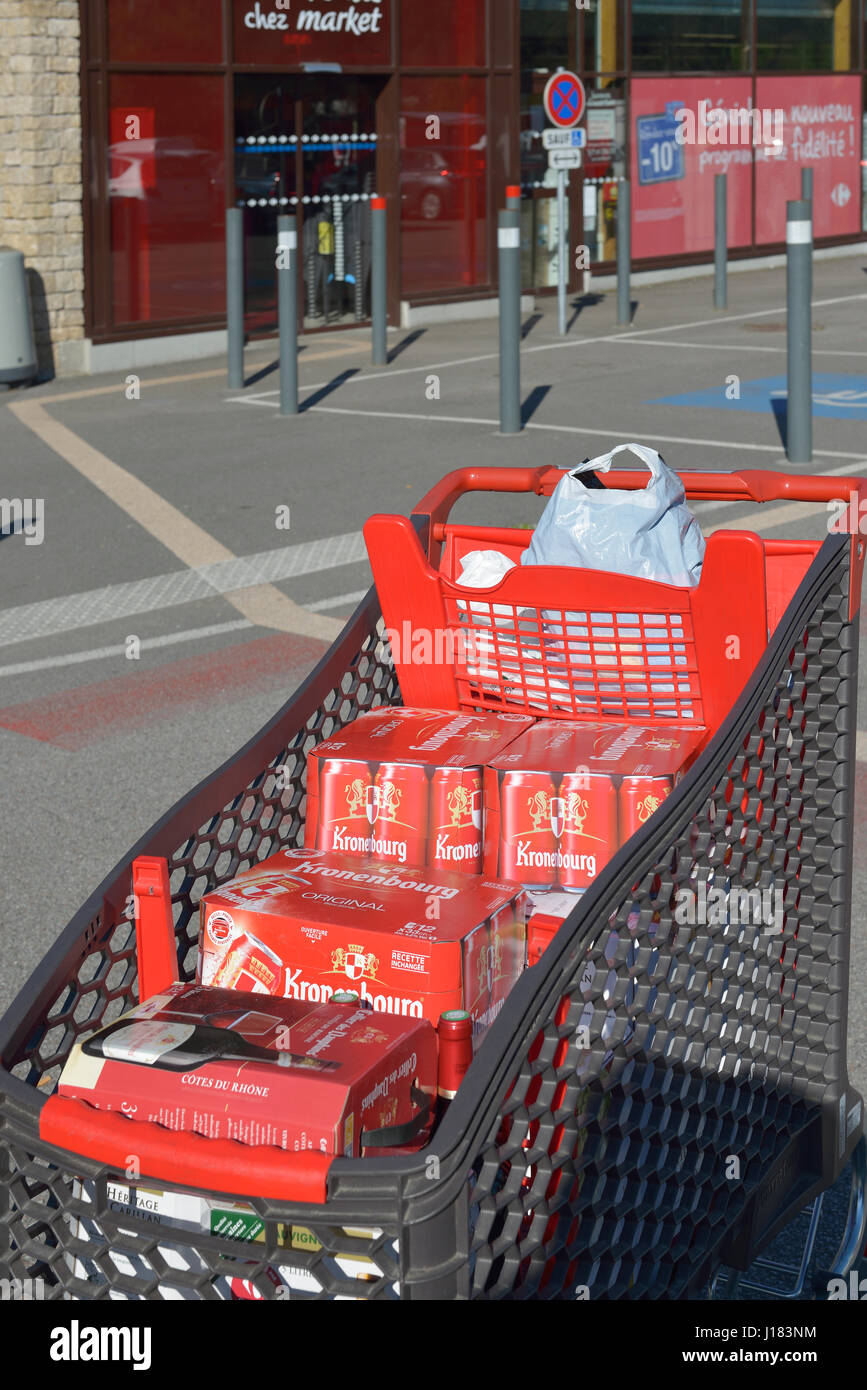 Un chariot de supermarché français plein de bière et vin Banque D'Images