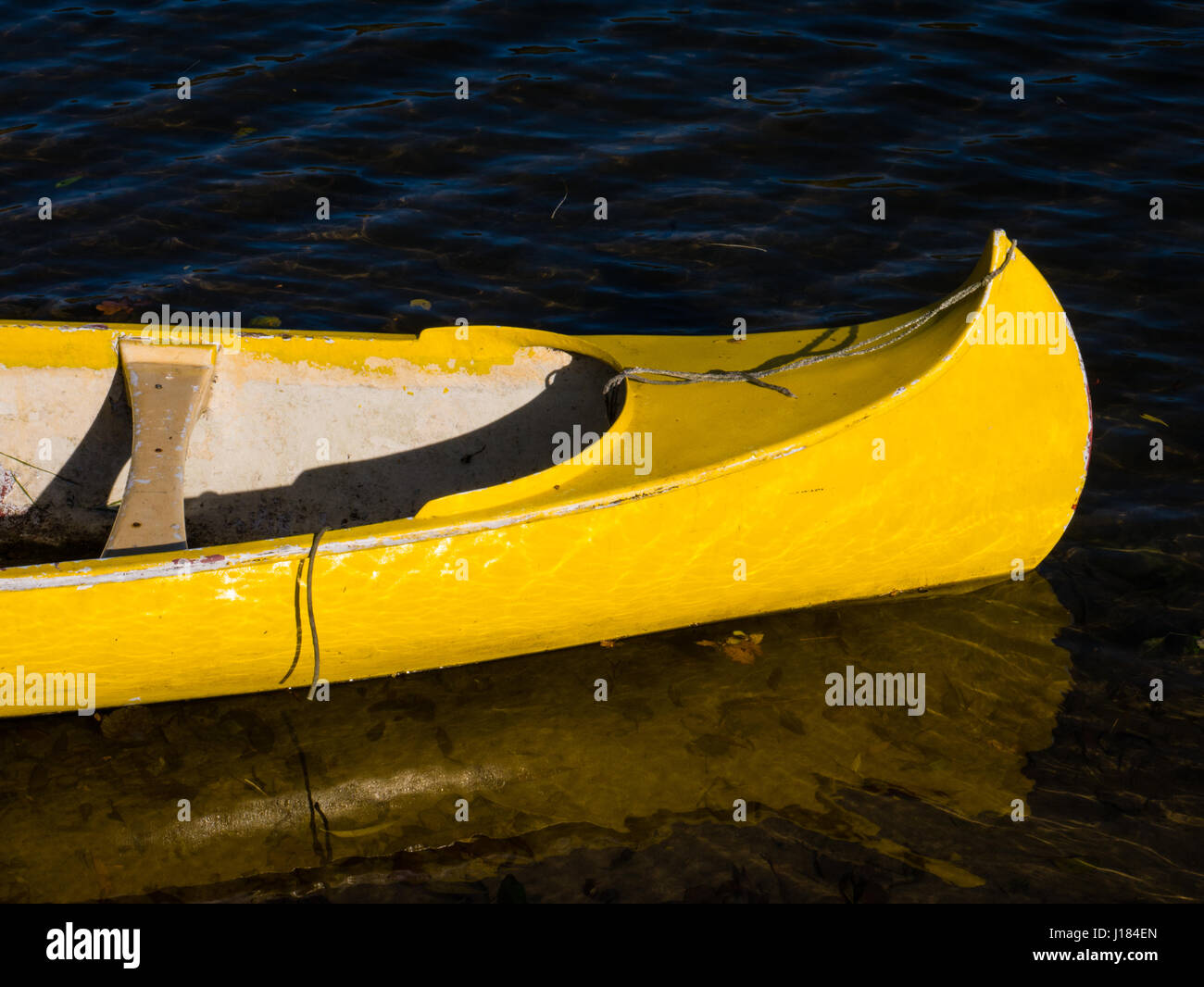 Canoe jaune, Tamise, sur la Thames Path, nr Reading, Berkshire, Angleterre, RU, FR. Banque D'Images