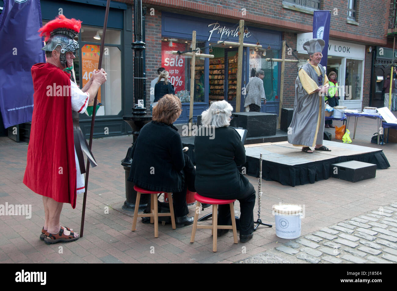 Lewes, dans le Sussex. Passion Play. Le samedi de Pâques. Banque D'Images