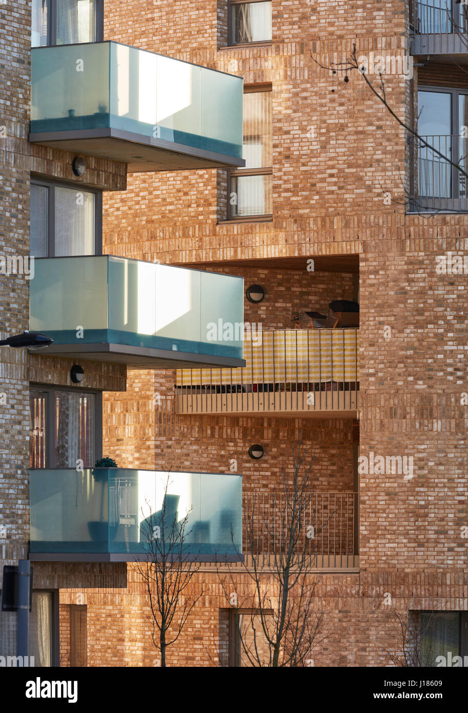 Cantilver balcon contre la maçonnerie. Stonebridge Park, Londres, Royaume-Uni. Architecte : Cullinan Studio, 2016. Banque D'Images