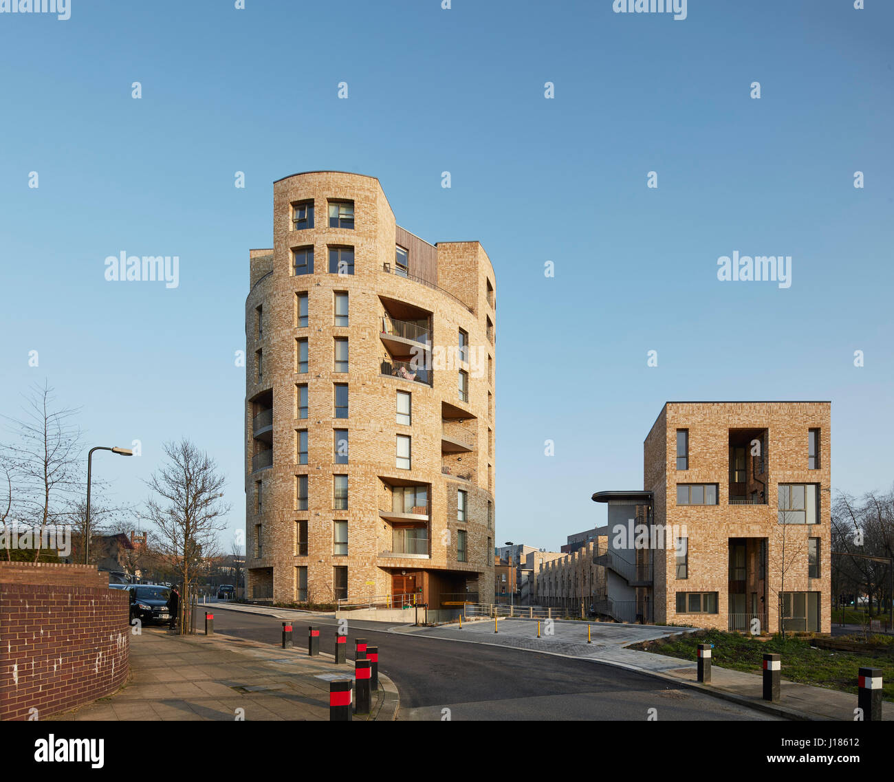 Tour Rotunda et terrasse à l'ouest. mews Stonebridge Park, Londres, Royaume-Uni. Architecte : Cullinan Studio, 2016. Banque D'Images