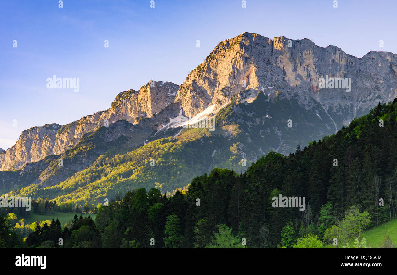 Paysage ensoleillé matin alpine dans le parc national de Berchtesgaden dans le sud de la Bavière Banque D'Images