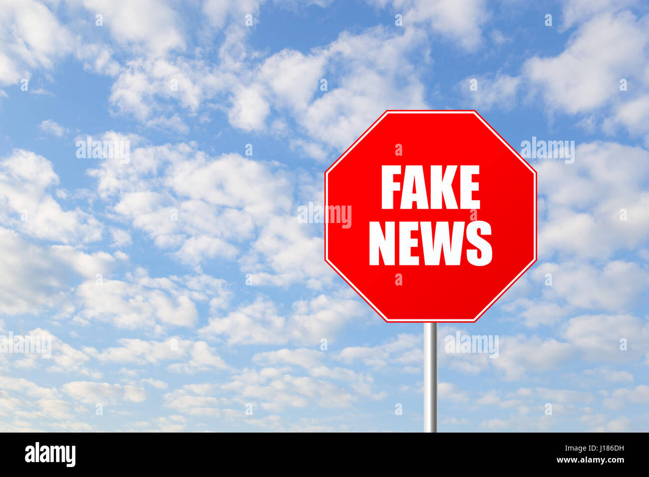 Arrêter fake news road sign against blue sky Banque D'Images