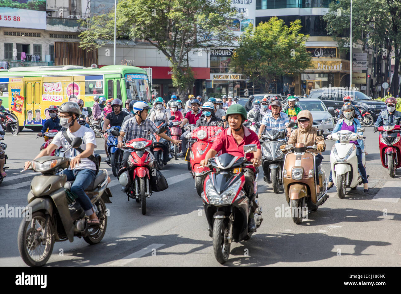 Des personnes non identifiées, sur la rue de Ho Chi Minh, Vietnam. Ho Chi Minh est la plus grande ville au Vietnam. Banque D'Images
