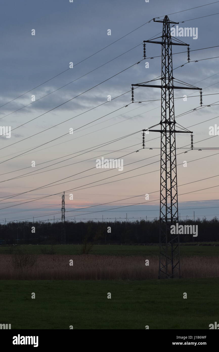 Les lignes électriques à haute tension et tour de transmission Banque D'Images