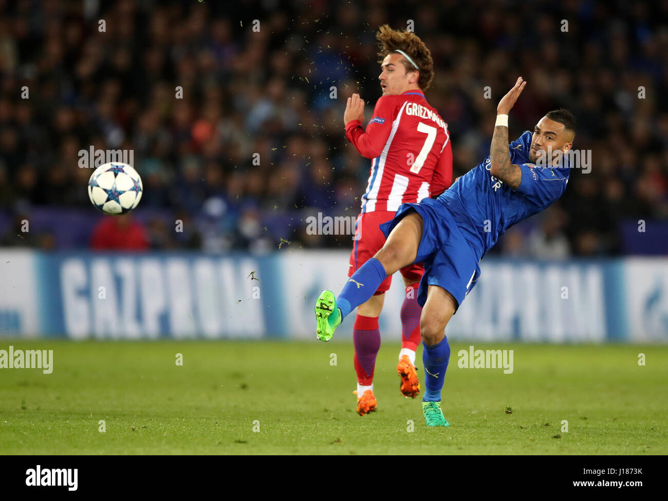 L'Atletico Madrid Antoine Griezmann et Leicester City's Danny Simpson bataille pour la balle durant le deuxième tour de la Ligue des Champions quart de finale match à la King Power Stadium, Leicester. Banque D'Images