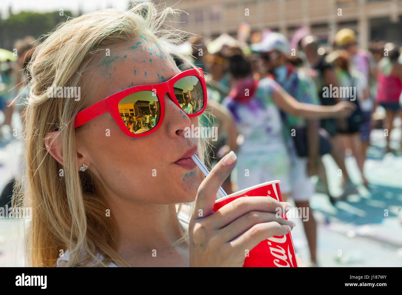 A explosé dans un kaléidoscope de couleurs lorsque des centaines d'Espagnols et de touristes ont célébré leur version d'un festival religieux hindou traditionnel. Banque D'Images