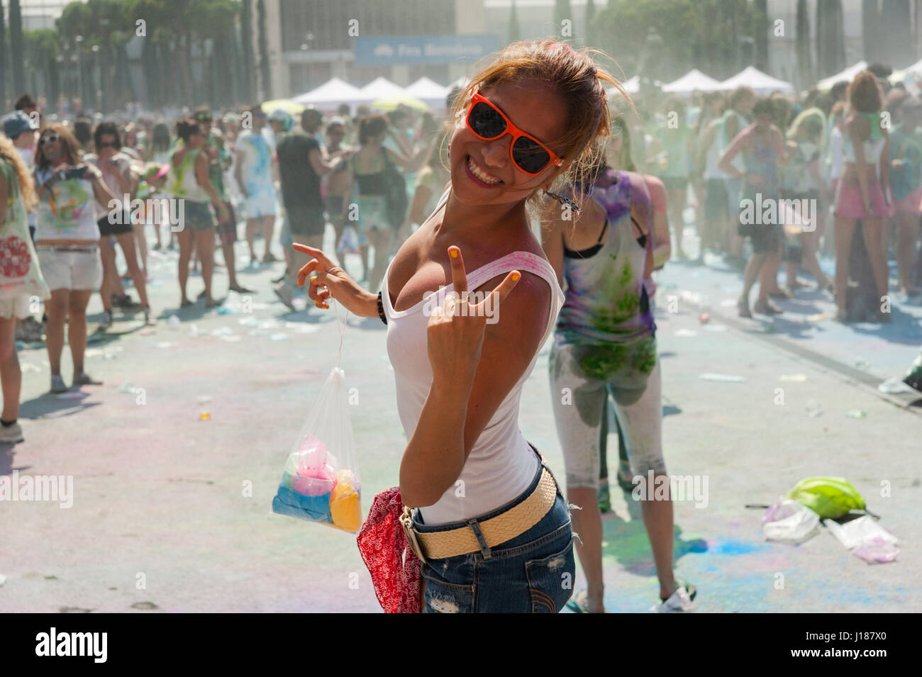 A explosé dans un kaléidoscope de couleurs lorsque des centaines d'Espagnols et de touristes ont célébré leur version d'un festival religieux hindou traditionnel. Banque D'Images