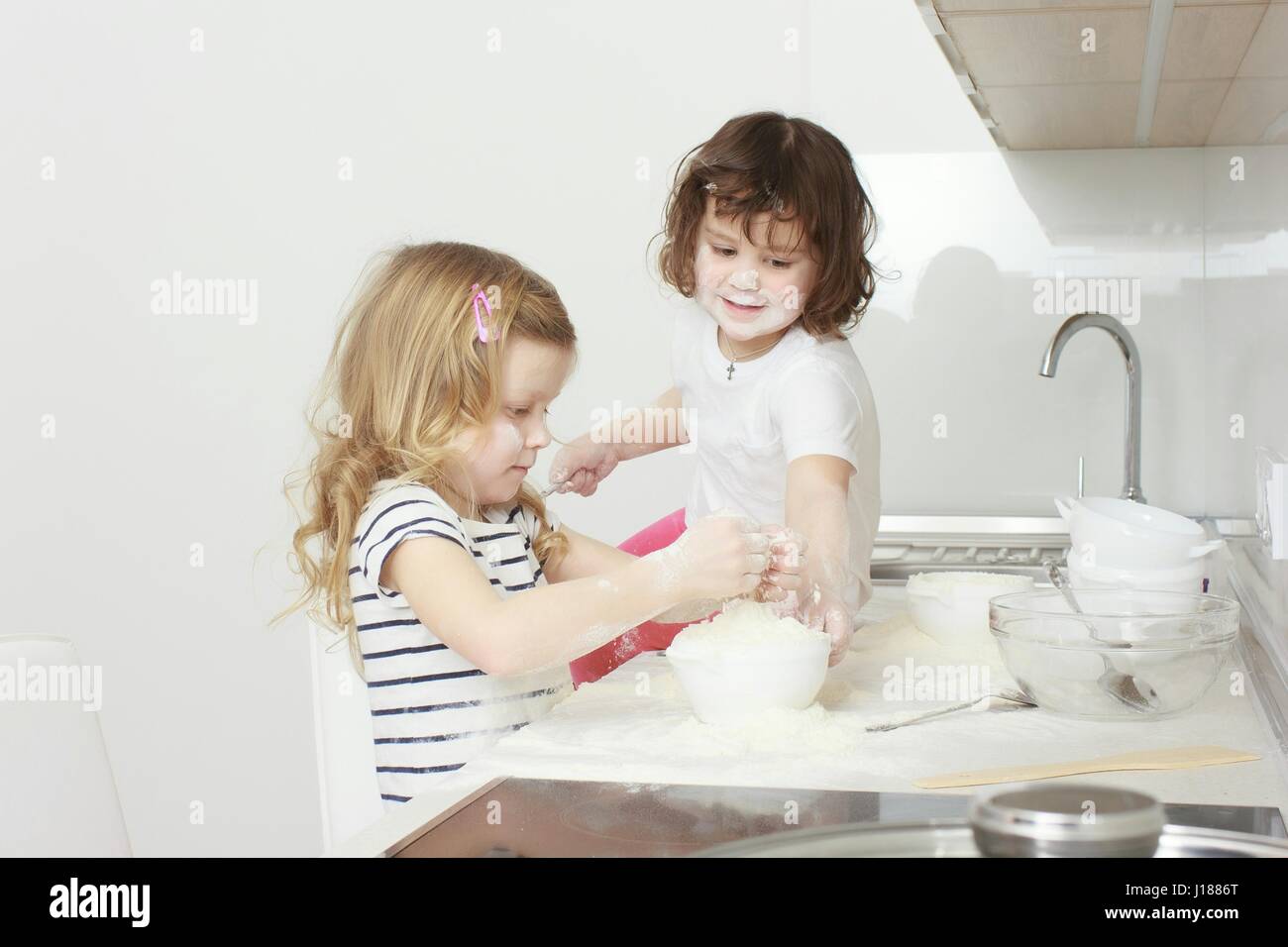 Happy Family funny kids sont la préparation de la pâte, faire cuire des biscuits dans la cuisine Banque D'Images