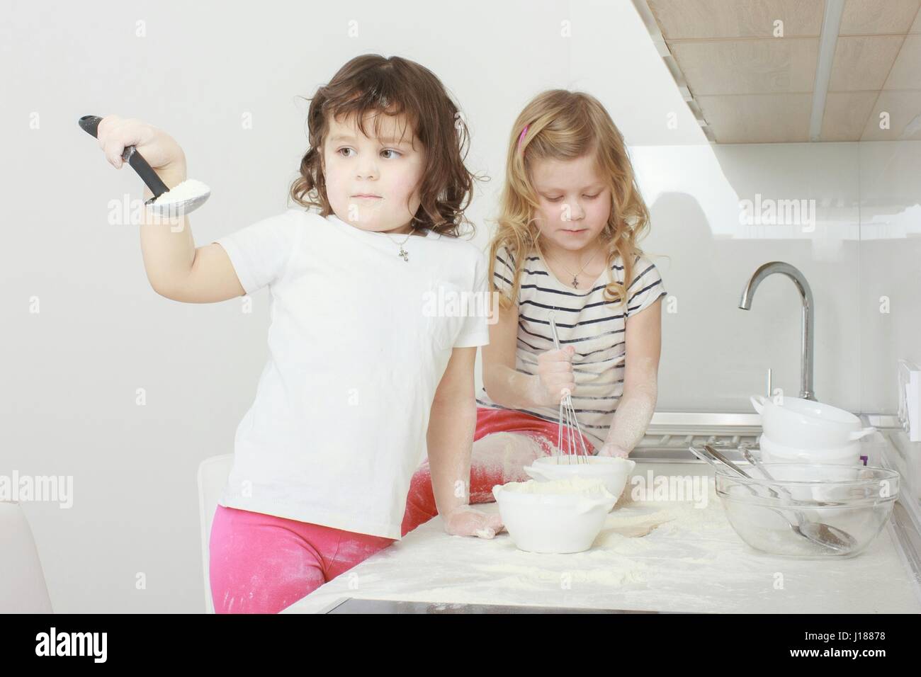 Happy Family funny kids sont la préparation de la pâte, faire cuire des biscuits dans la cuisine Banque D'Images