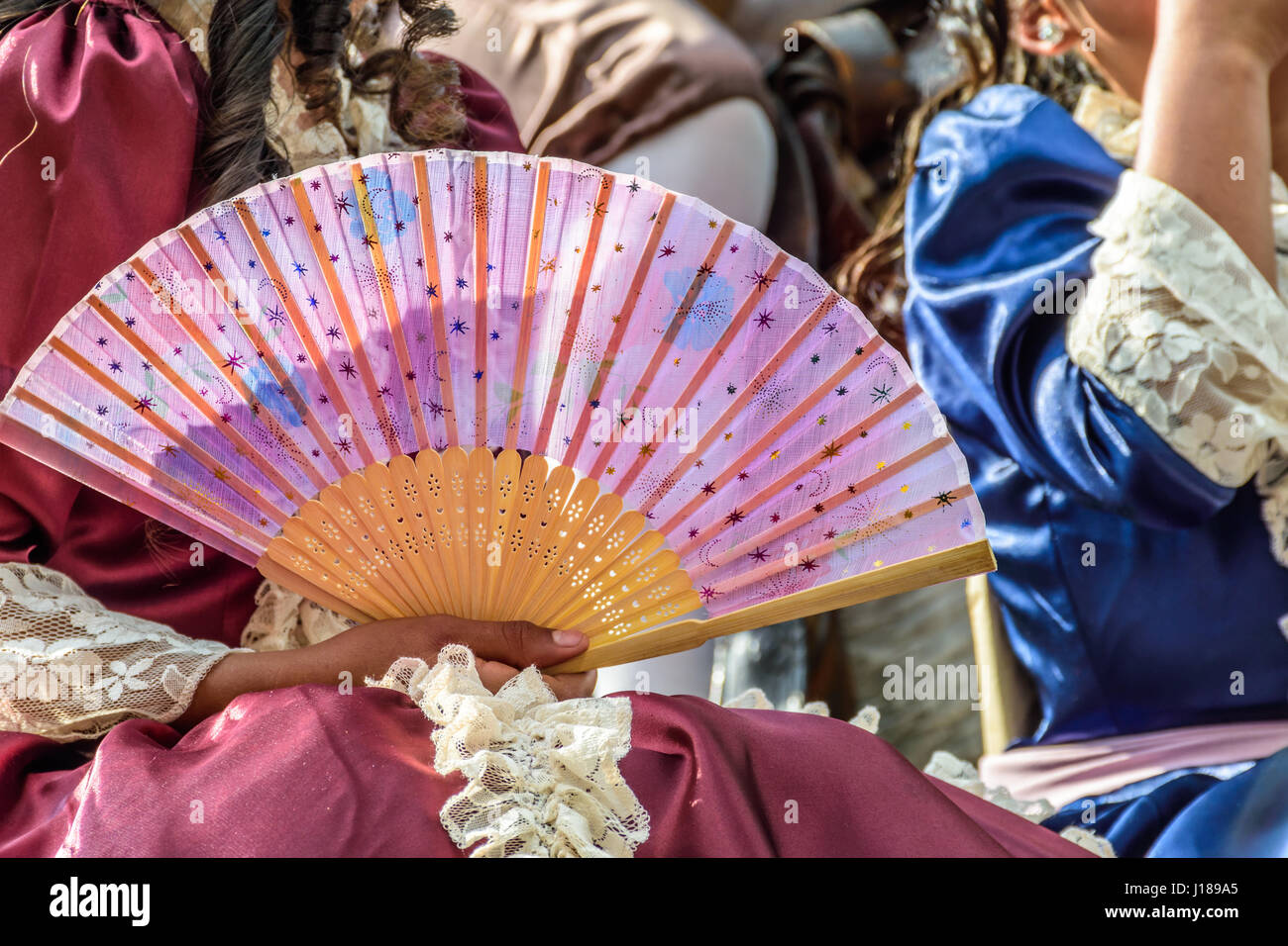 Ciudad Vieja, Guatemala - 7 décembre 2016 : dans l'empire colonial espagnol détient robe fan sur flotteur dans vierge de l'Immaculée Conception street pa Banque D'Images