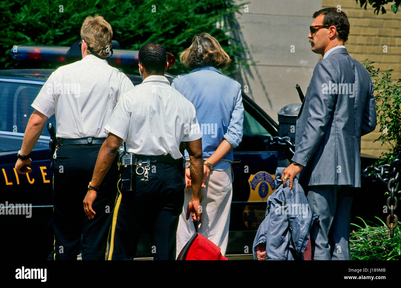 United States Secret Service arrestations femme qui a tenté de remettre une lettre à l'ambassade d'Iraq à Washington DC., le 29 août 1990. Photo par Mark Reinstein Banque D'Images