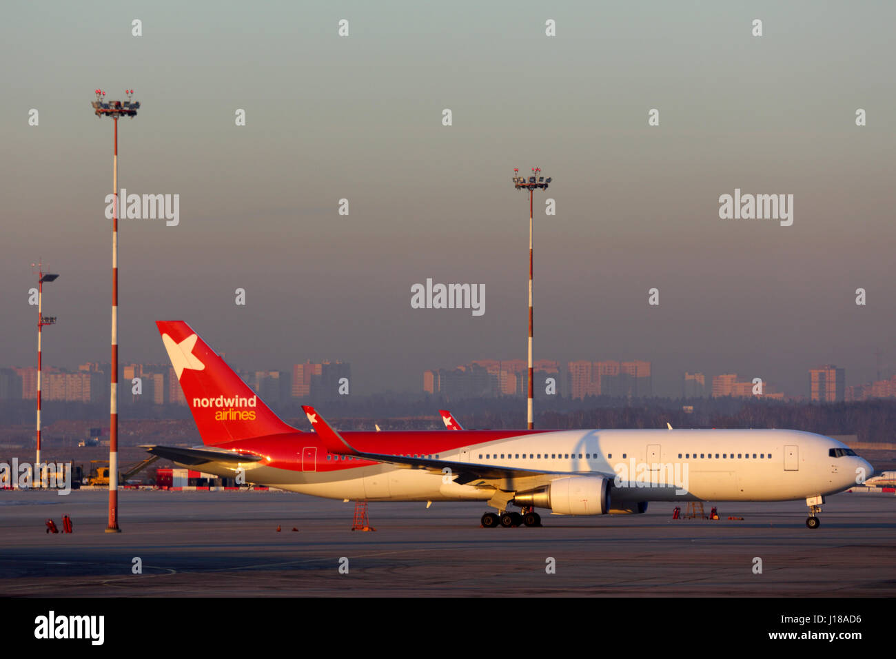 SHEREMETYEVO, RÉGION DE MOSCOU, RUSSIE - le 16 mars 2014 : Nordwind Airlines Boeing 767-300 VP-BOQ debout à l'aéroport international Sheremetyevo. Banque D'Images