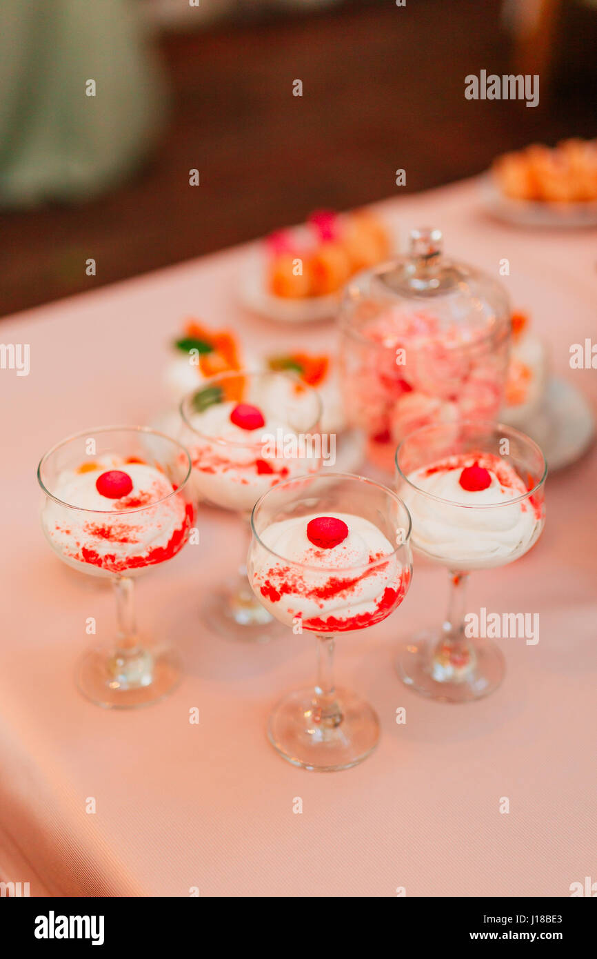 Pudding de vanille dans un verre avec une cerise Banque D'Images