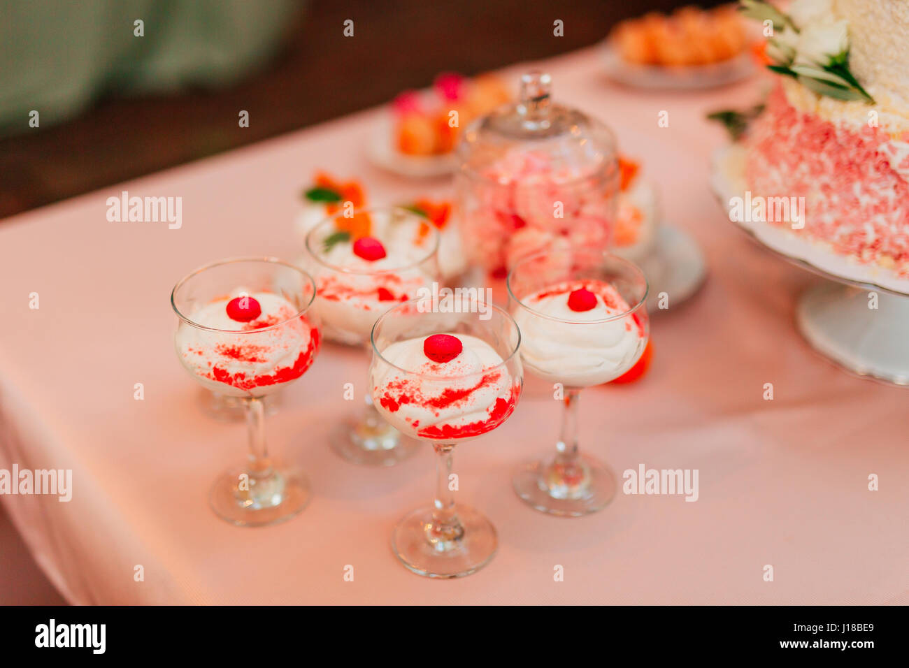 Pudding de vanille dans un verre avec une cerise Banque D'Images
