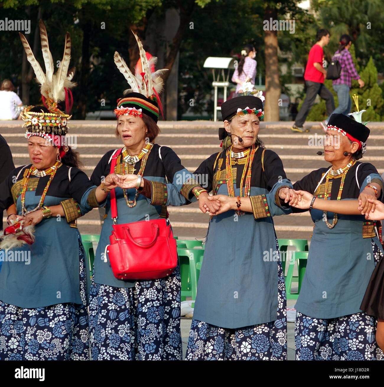 KAOHSIUNG, TAIWAN -- le 8 novembre 2014 : les femmes autochtones de Taïwan dans leurs costumes tribaux exécuter une danse de mariage traditionnel. Banque D'Images