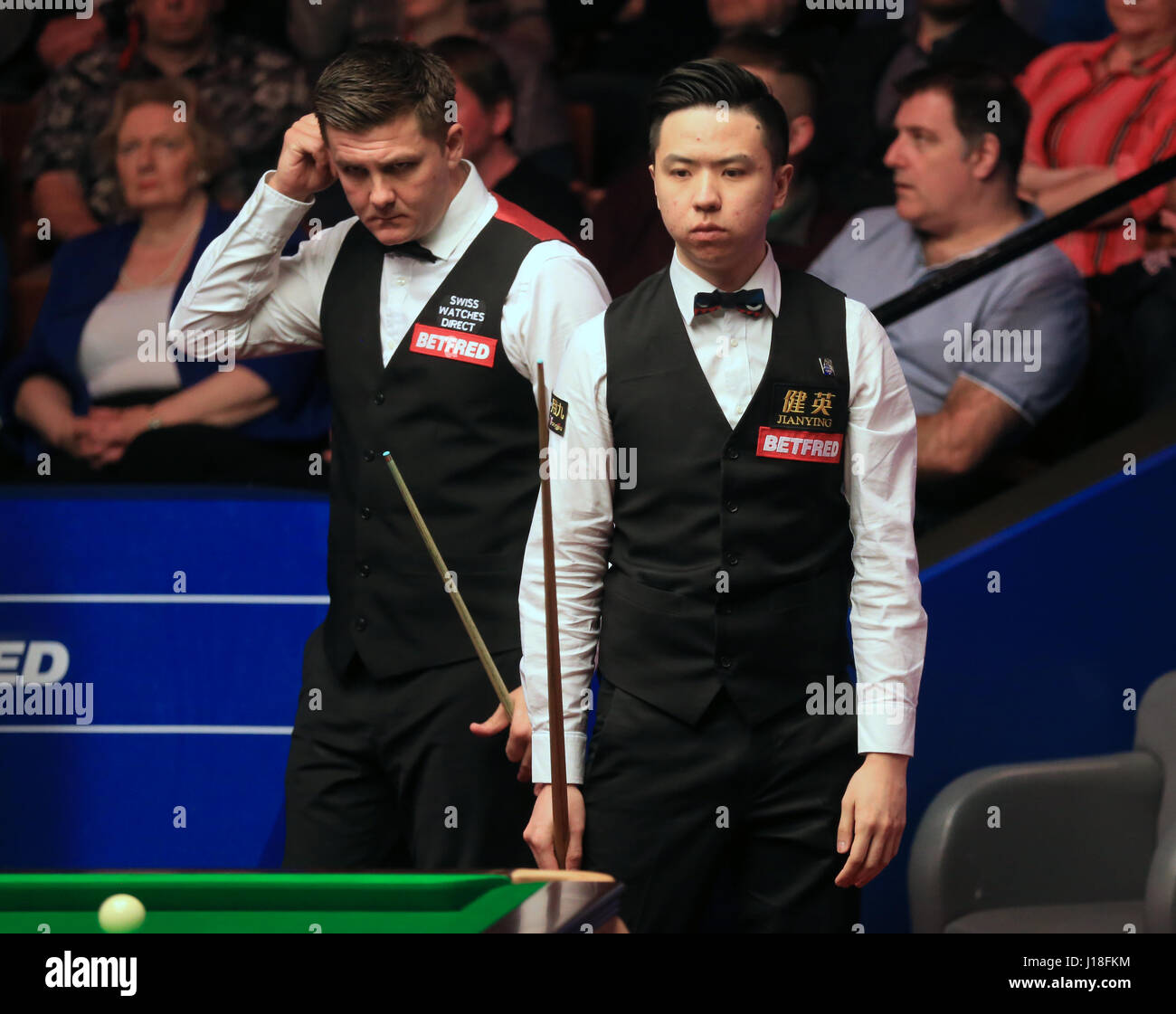 Xiao Guodong (à droite) et Ryan Day le cinquième jour des Championnats du monde de Betfred Snooker au Crucible Theatre, Sheffield.APPUYEZ SUR ASSOCIATION photo.Date de la photo: Mercredi 19 avril 2017.Voir PA Story Snooker World.Le crédit photo devrait être le suivant : Nigel French/PA Wire Banque D'Images