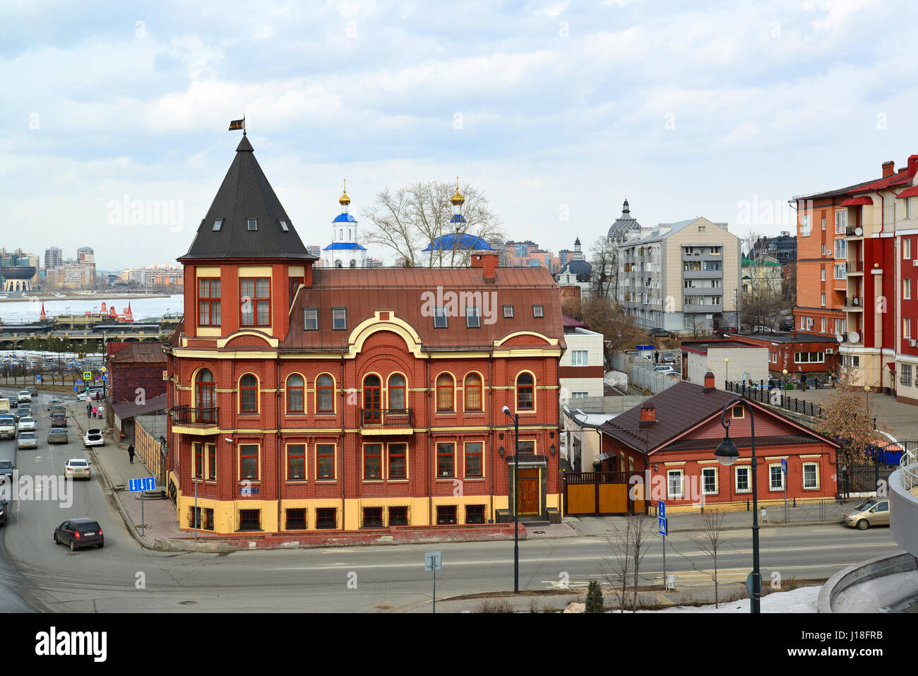 Kazan, Russie - Mars 27,2017. Bureau de la société de publicité Art néon et le complexe résidentiel Kremlin Pearl Banque D'Images