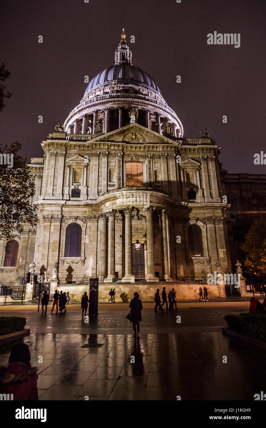 La Cathédrale St Paul la nuit, St Pauls Churchyard, Londres, Angleterre, Royaume-Uni. Banque D'Images