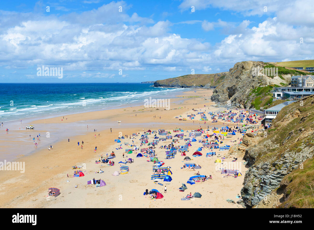 La grande plage de sable à Watergate Bay à Cornwall, England, UK Banque D'Images