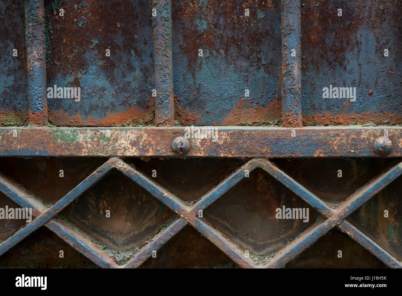 Fragment de vieux métal grille rouillée peint en bleu. Détail architectural, Toulouse, France. Banque D'Images