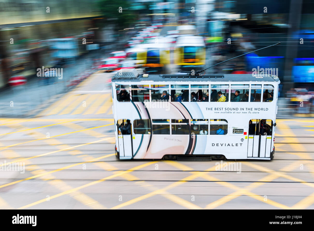 Hong Kong, Hong Kong - Mars 09, 2017 : tramway HK dans le flou avec des personnes non identifiées. Les Trams à HK n'ont pas seulement été un transport de banlieue pour Banque D'Images