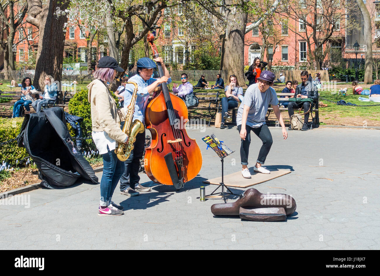 Les jeunes musiciens de jazz japonais pour un danseur de claquettes à Washington Square Park à Greenwich Village, New York Banque D'Images