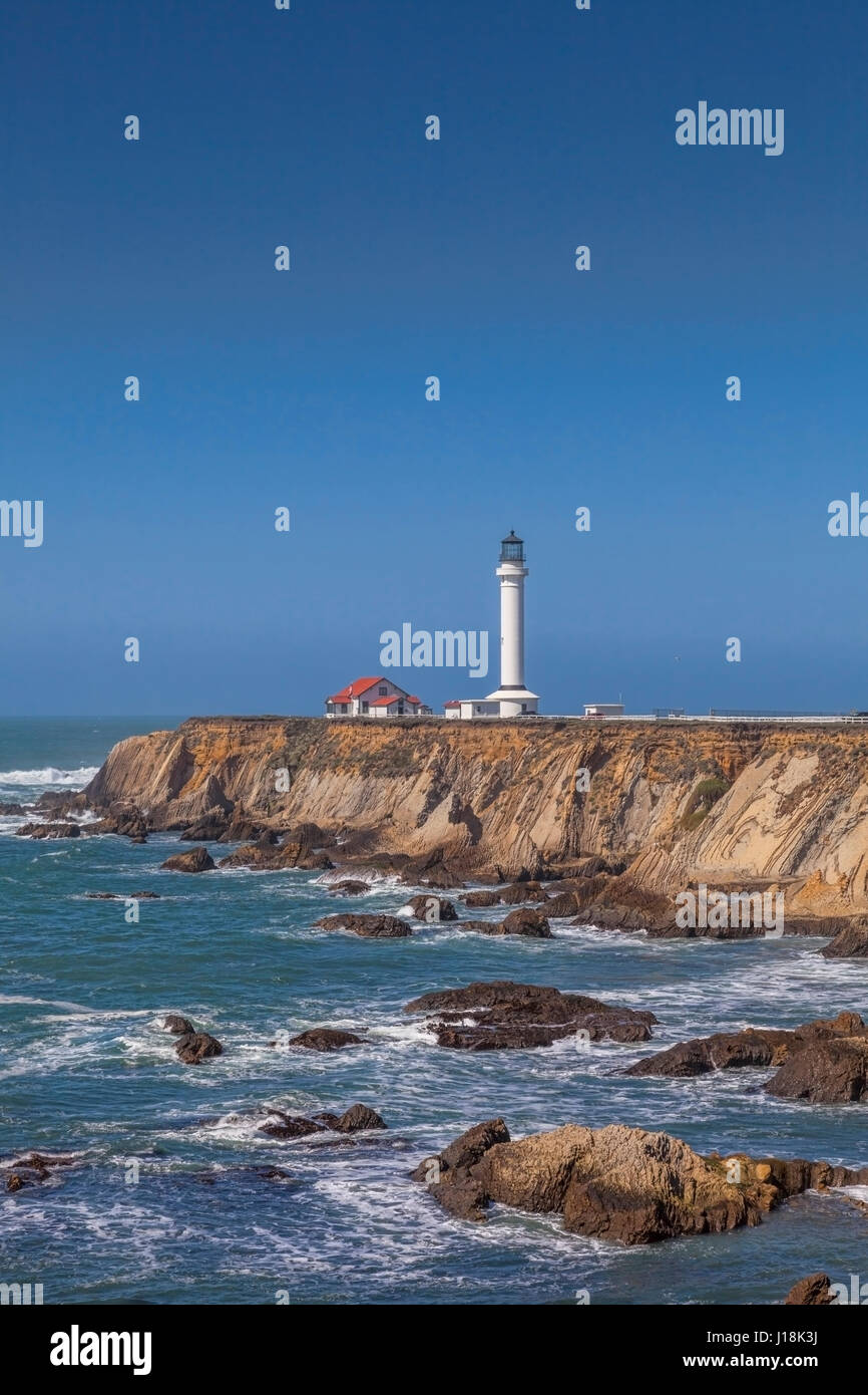 Point Arena et son phare, dans le comté de Mendocino, en Californie. Banque D'Images