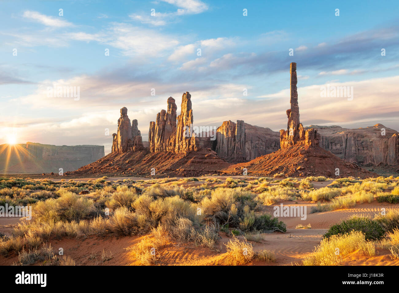 Spires et les falaises à Monument Valley. La plus haute flèche est le Totem, qui a été utilisé dans de nombreux films. Banque D'Images