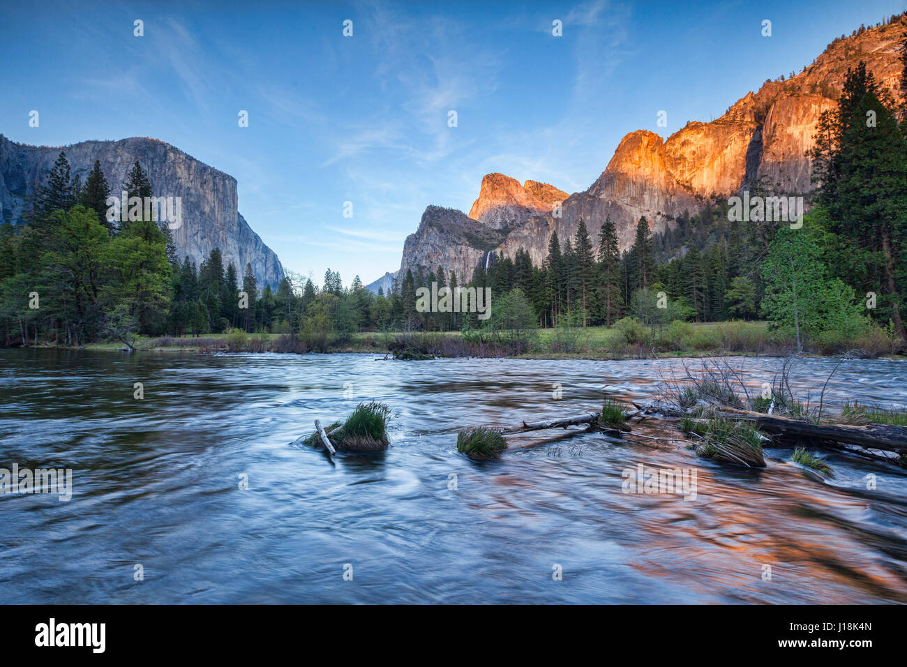 Une soirée tranquille comme le soleil se couche dans le Parc National de Yosemite, Calfornia, USA. Banque D'Images